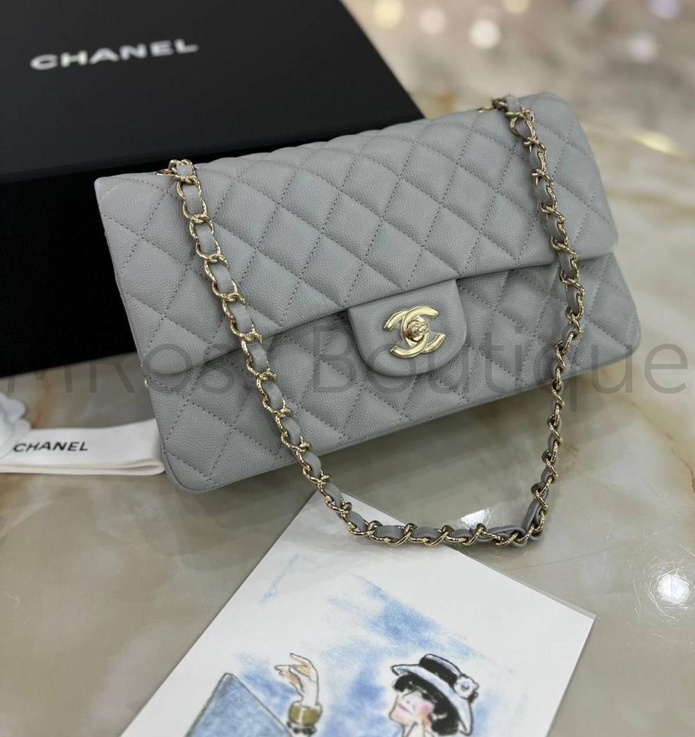 Серая сумка Chanel на цепочке с золотистой фурнитурой