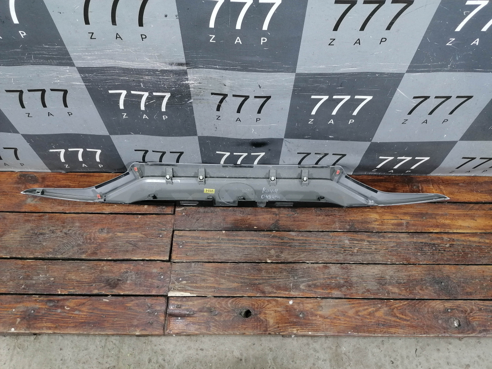 Накладка крышки багажника Toyota RAV4 V (XA50) 18-нв Б/У Оригинал 7680142240