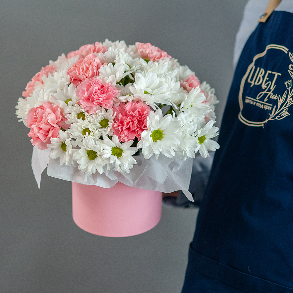 Шляпная коробка с хризантемой и диантусами