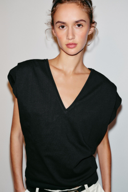 ZARA ХЛОПКОВАЯ ФУТБОЛКА С V-ОБРАЗНЫМ ВЫРЕЗОМ, ЧЕРНЫЙ