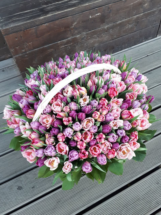 251 тюльпан микс в корзине