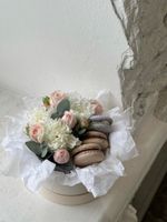 Цветочная композиция с макарунами