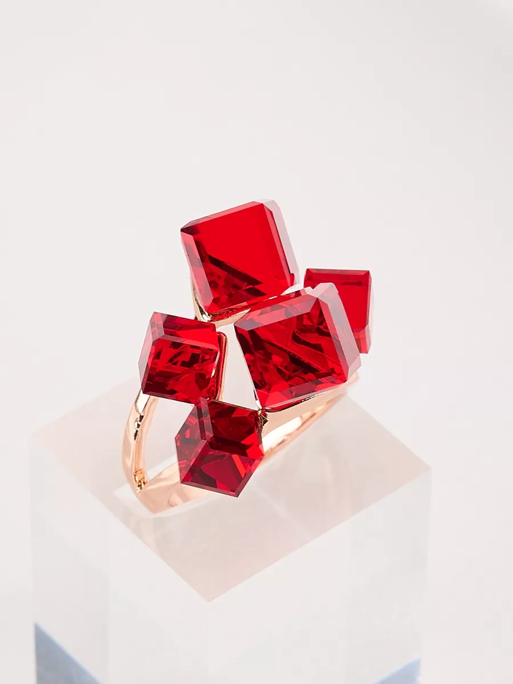 Кольцо коктейльное Мираж с красными кубиками Swarovski
