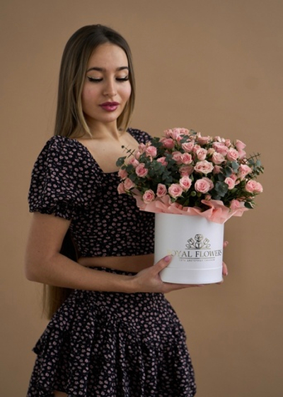 Композиция в шляпном боксе из кустовых роз и эвкалипта