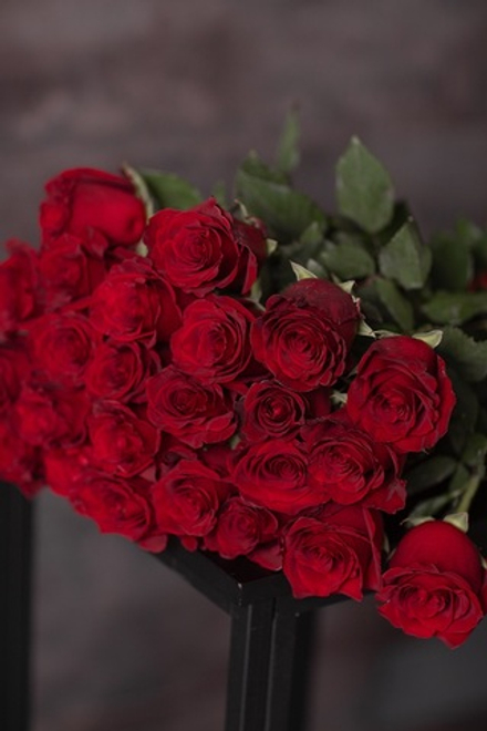 Красные розы премиального сорта в элегантном монобукете
