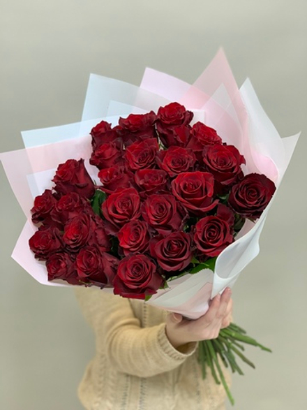 Букет 25 красных роз Эквадор 60см в пленке