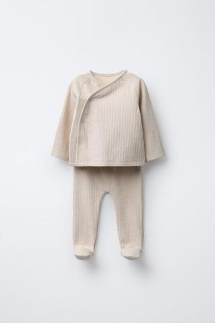 ZARA КОМПЛЕКТ ИЗ ФУТБОЛКИ И ЛЕГИНСОВ С РЕЛЬЕФНЫМ УЗОРОМ, ПЕСОЧНЫЙ