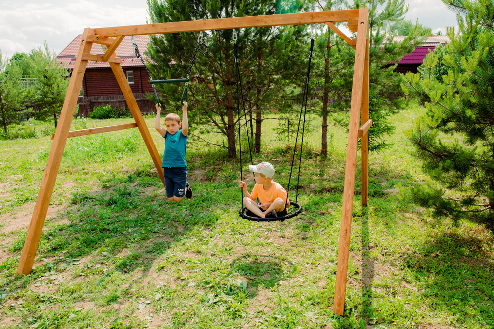 Деревянные качели с гнездом 60см и трапецией