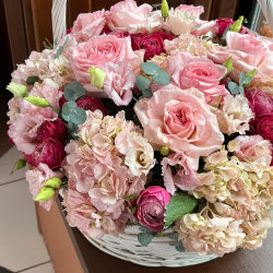 Большая корзина с цветами