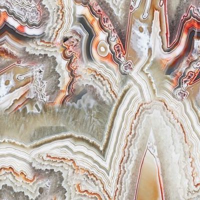 Праздничный узор в камне