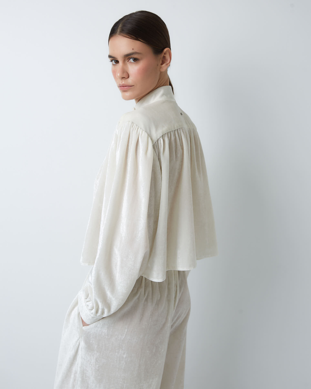 Комплект: блуза и брюки из шелкового бархата молочный