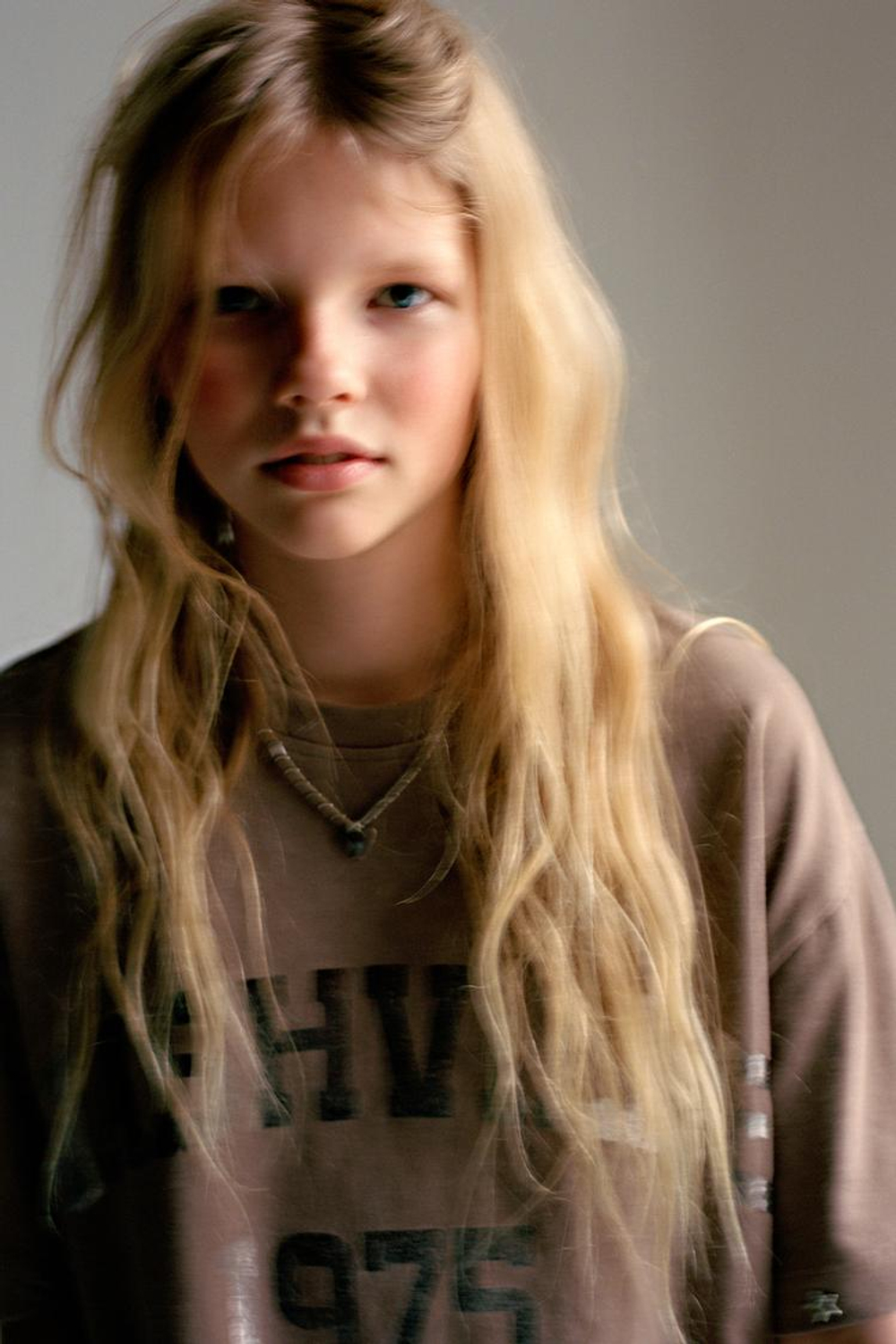 ZARA ФУТБОЛКА СО СВЕРКАЮЩИМИ ЗВЕЗДАМИ, ЗЕМЛЯНОЙ