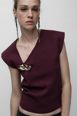 ZARA ТРИКОТАЖНЫЙ ТОП С ЗОЛОТИСТОЙ ДЕТАЛЬЮ, ЦВЕТ БУРГУНДСКОГО ВИНА