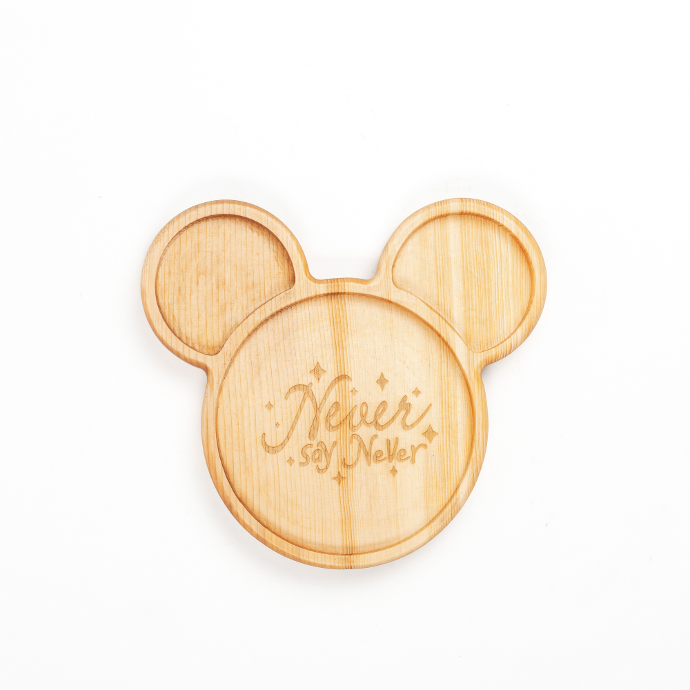 Деревянная менажница из кедра для подачи блюд и закусок с гравировкой "Never say never"