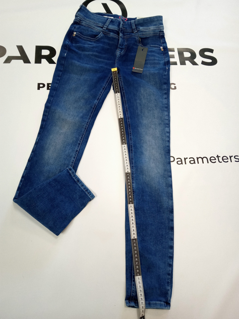 Джинсы женские зауженные STREET ONE slim fit Цвет темно-голубой с эффектом потертости. Размер 27/32 примерно 44/46 русский