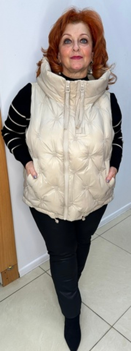 Бежевый жилет на пуху