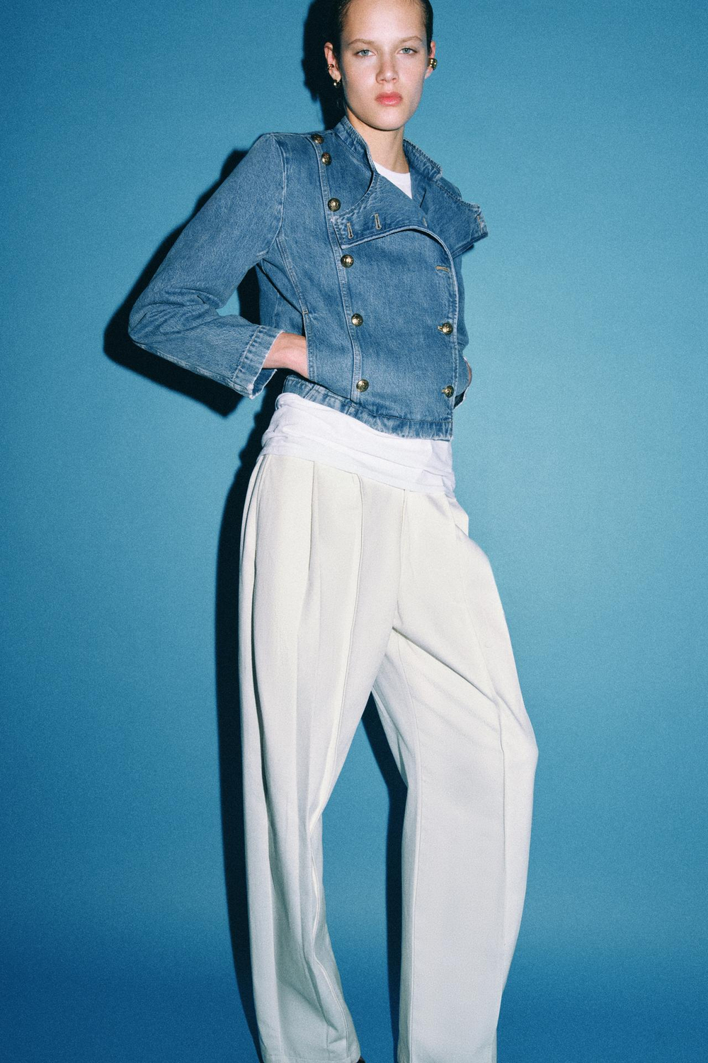 ZARA ДЖИНСОВАЯ КУРТКА С ПОДПЛЕЧНИКАМИ — ZW COLLECTION, ЛИНЯЛЫЙ СИНИЙ