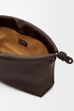 Loewe Сумка Flamenco среднего размера из мягкой кожи ягненка наппа, темно-каштановый