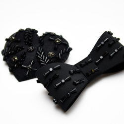 Заколка-сердце с черным декором