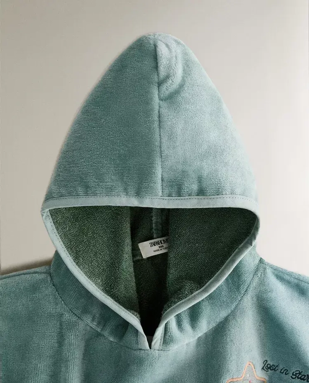 ZARA HOME ДЕТСКОЕ ПОЛОТЕНЦЕ С КАПЮШОНОМ В КОСМИЧЕСКОМ СТИЛЕ, ЗЕЛЕНЫЙ