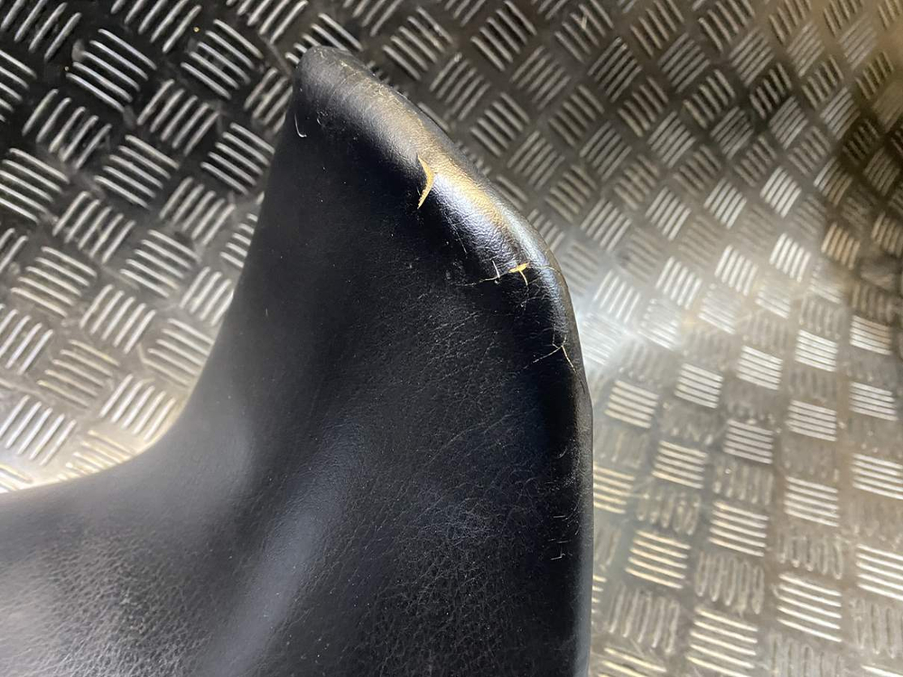 Сиденье Yamaha TDM850 RN03J 053975