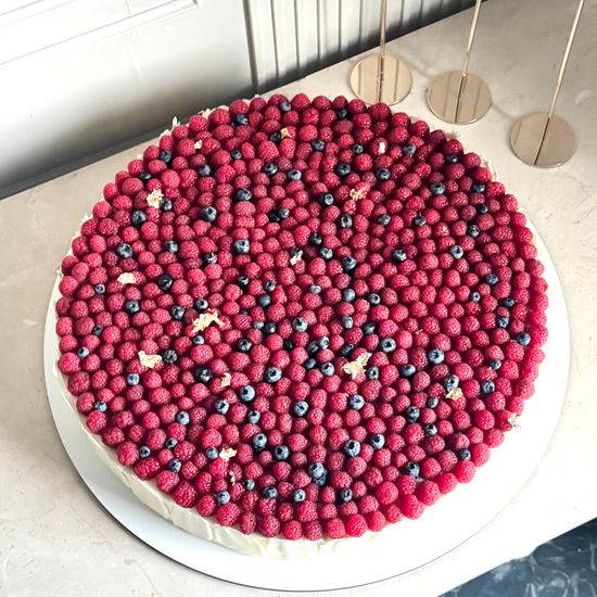 Торт в стиле итальянский пирог с малиной и голубикой