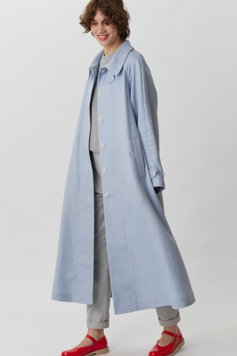 Объемный плащ из голубого льна