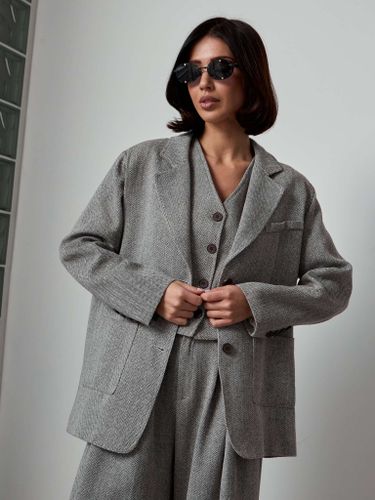 Женский костюм-тройка бежевого цвета