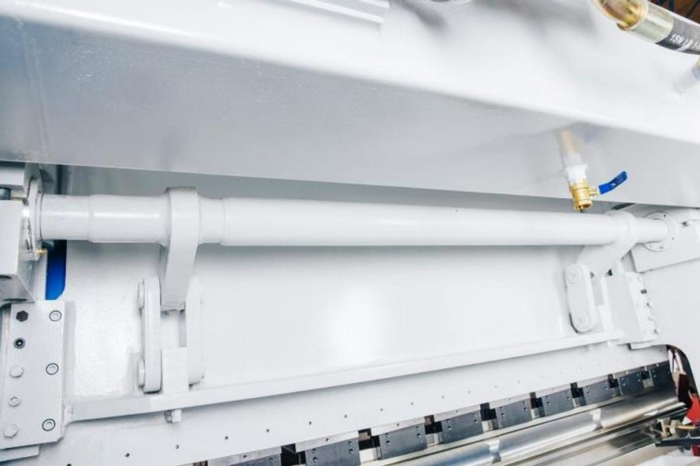 Гидравлический листогибочный пресс MetalTec HBM 160/3200M с инвертором заднего упора E22