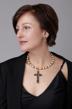 Колье из агатов, гематита и патинированной лавы с крестом из кристаллов, оттенок золото антик