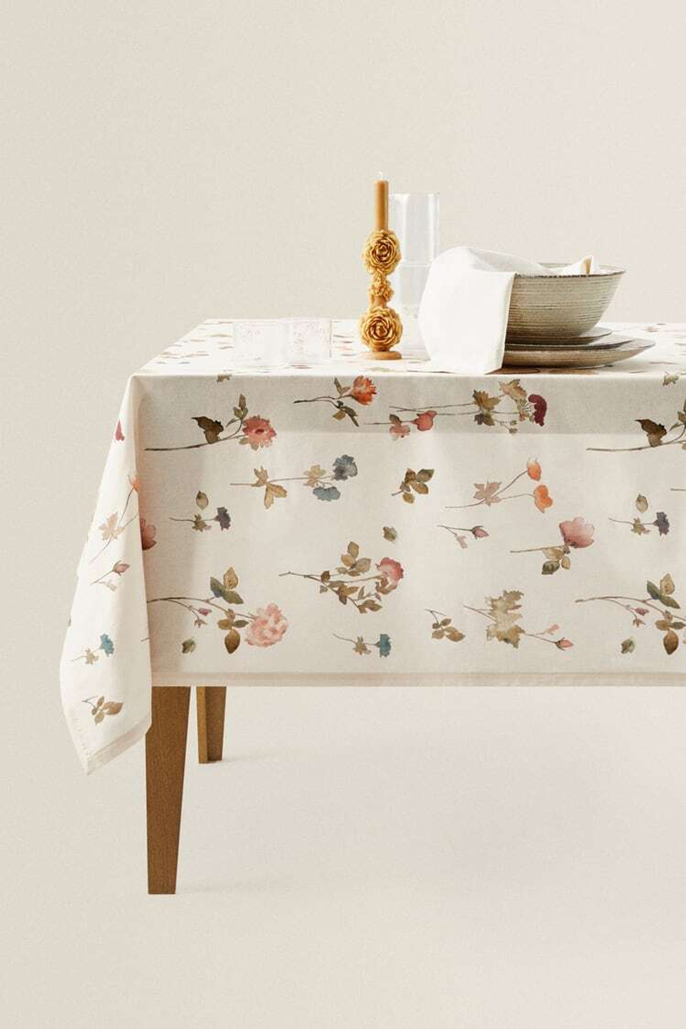 ZARA HOME ХЛОПЧАТОБУМАЖНАЯ СКАТЕРТЬ С ЦВЕТОЧНЫМ ПРИНТОМ, ЗЕЛЕНЫЙ