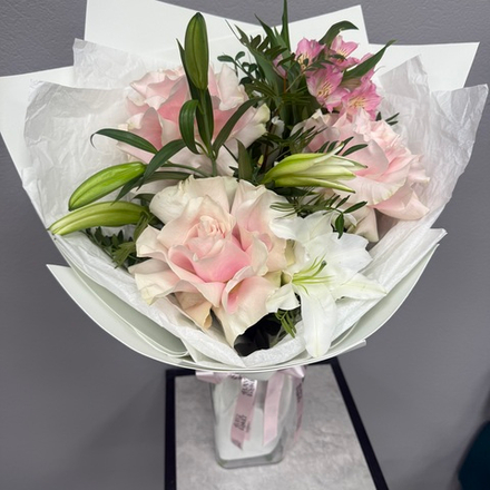 Букет из французских роз и лилии