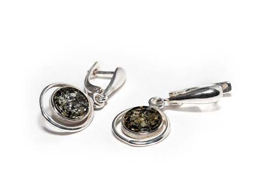 Серьги с натуральным янтарем зеленого цвета