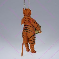 Ёлочная игрушка Тигрёнок с аксессуаром