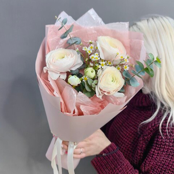 Букет с 3 ранункулюсами и ромашками