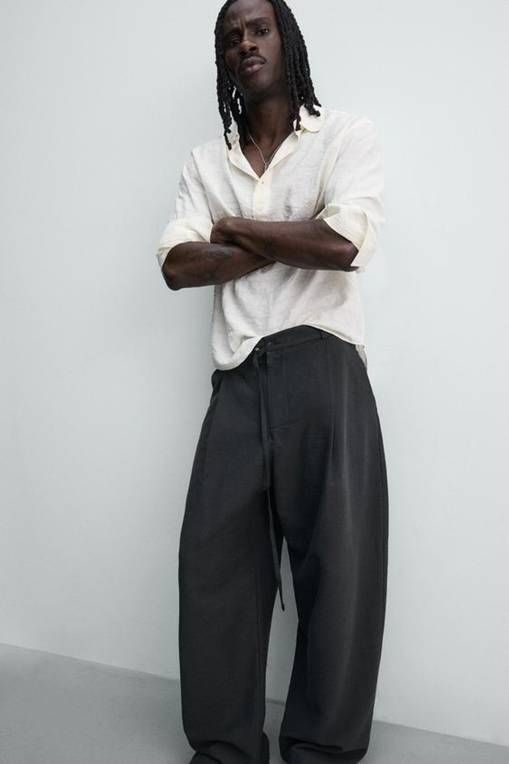 ZARA БРЮКИ BALLOON FIT С ЗАЩИПАМИ И ПОЯСОМ, ЧЕРНЫЙ