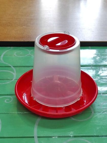 Кормушка на 1 кг с крышкой, с ручкой