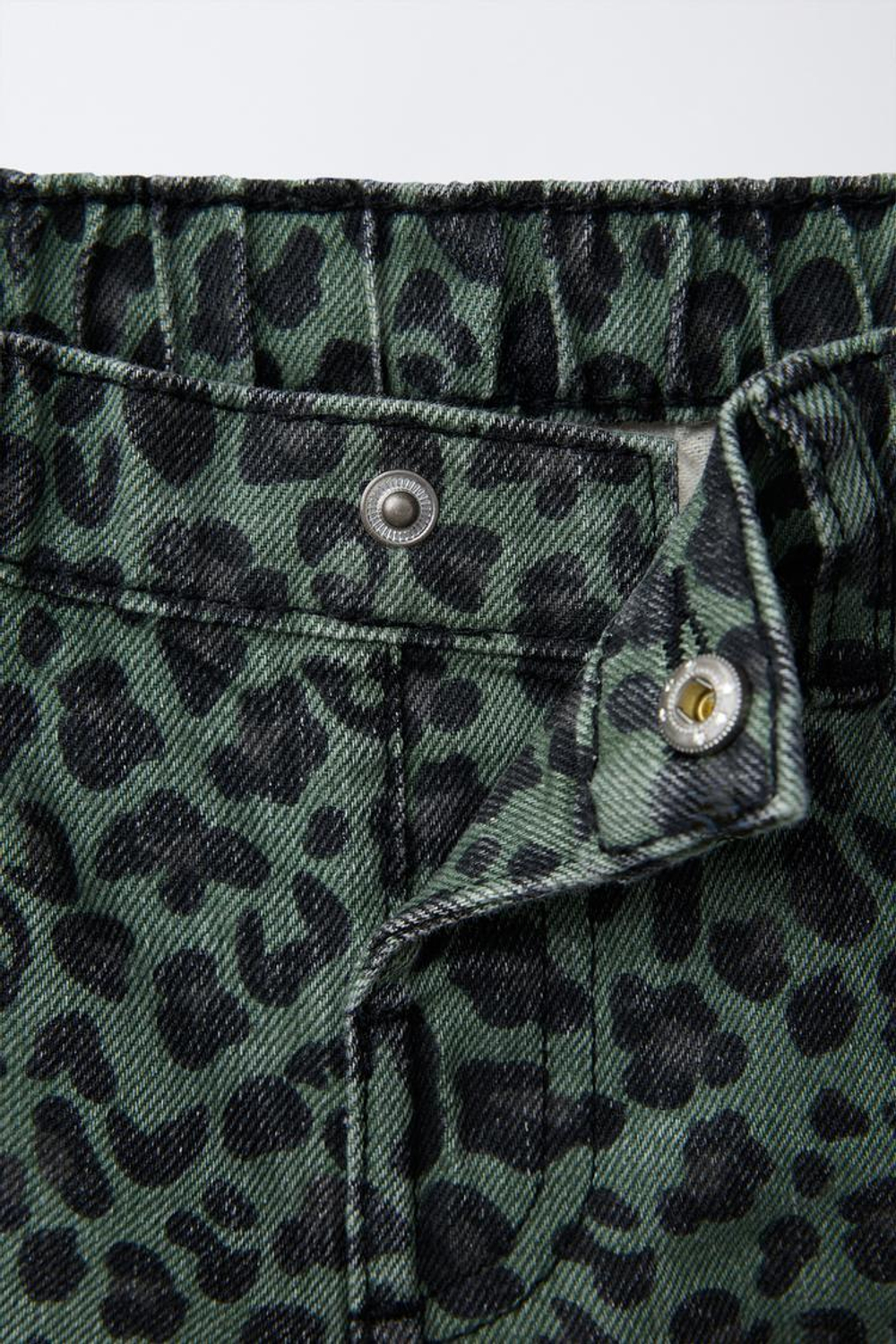 ZARA ШОРТЫ-БЕРМУДЫ С АНИМАЛИСТИЧЕСКИМ ПРИНТОМ, ЗЕЛЕНЫЙ