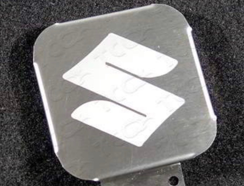 Заглушка на фаркоп под квадрат 50x50 с логотипом Suzuki, (нерж.сталь) TCUZSUZ1