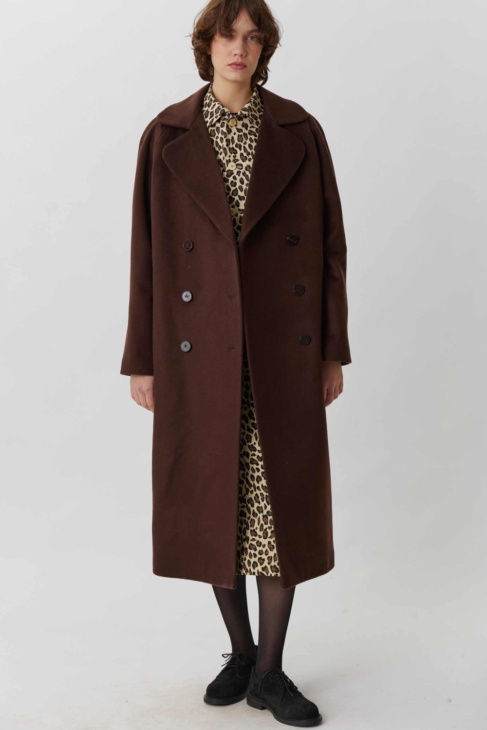 Длинное двубортное пальто шоколадного цвета из шерсти