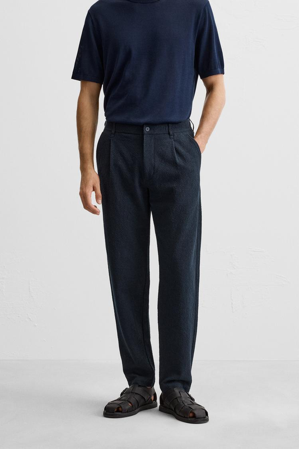 ZARA БРЮКИ ИЗ РЕЛЬЕФНОЙ ТКАНИ С ЗАЩИПАМИ, МОРСКОЙ СИНИЙ