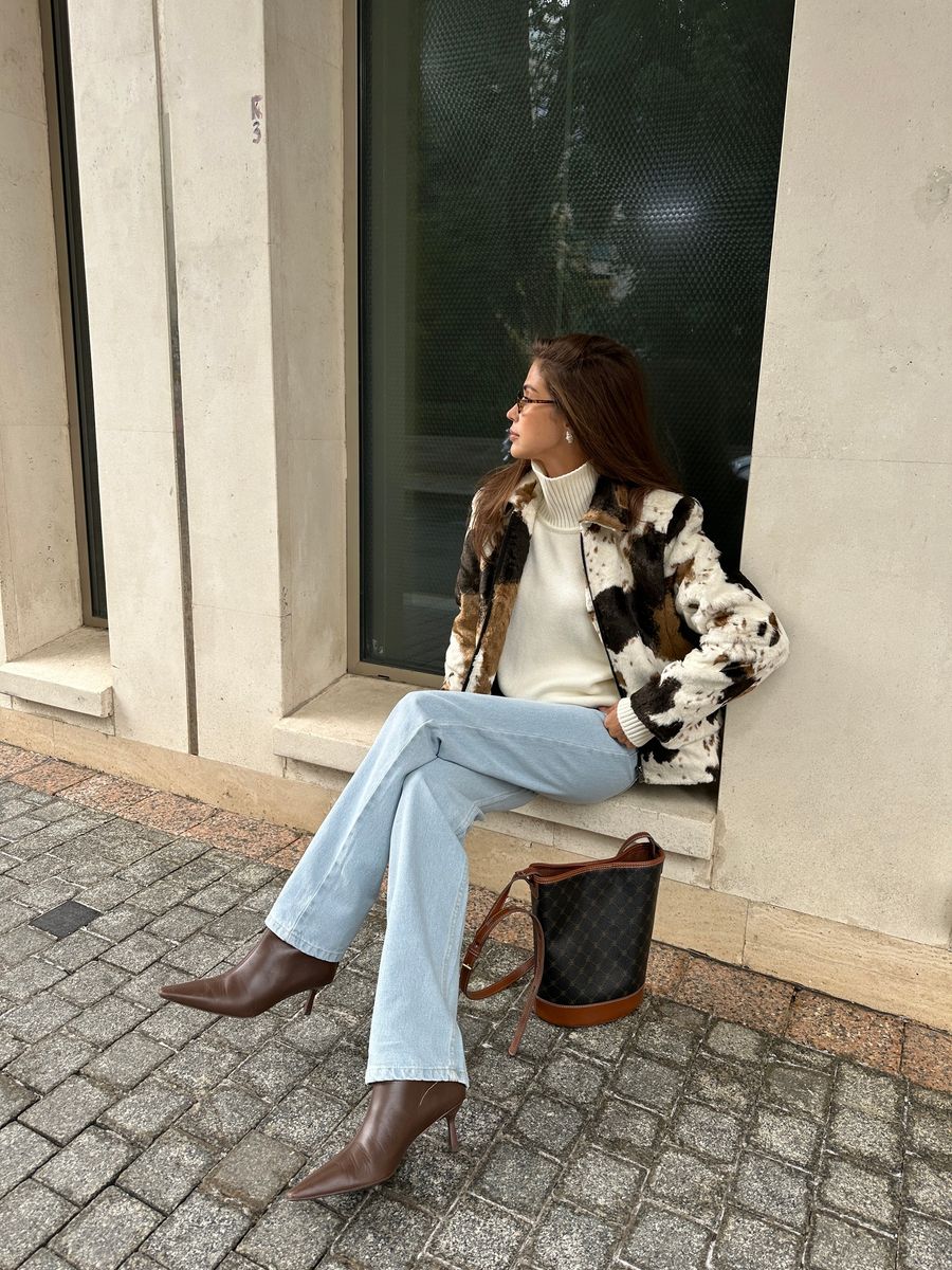 Бомбер из эко-меха с принтом корова