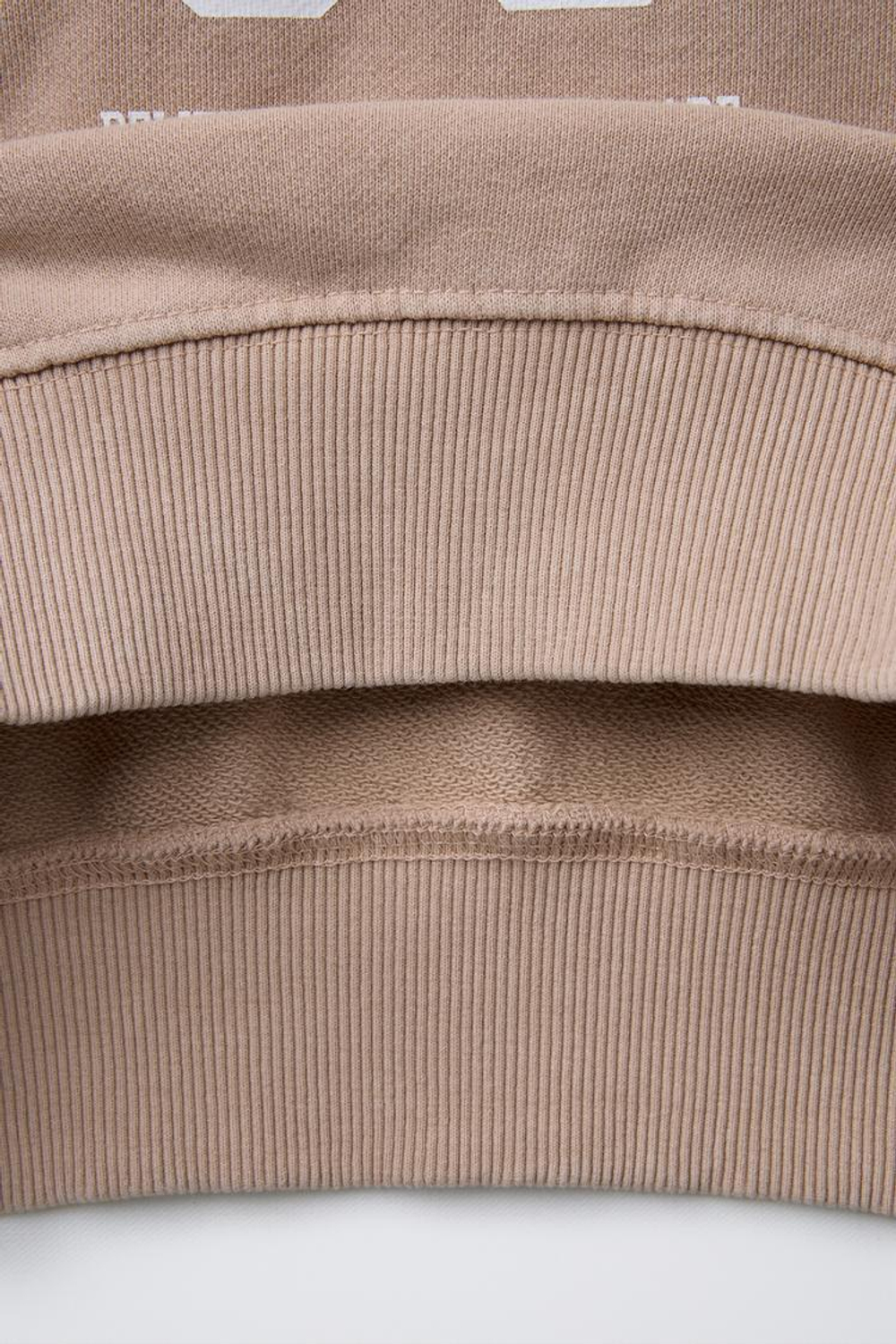 ZARA ТОЛСТОВКА С ЭФФЕКТОМ ПОТЕРТОСТИ И НАДПИСЬЮ, БЕЖЕВЫЙ