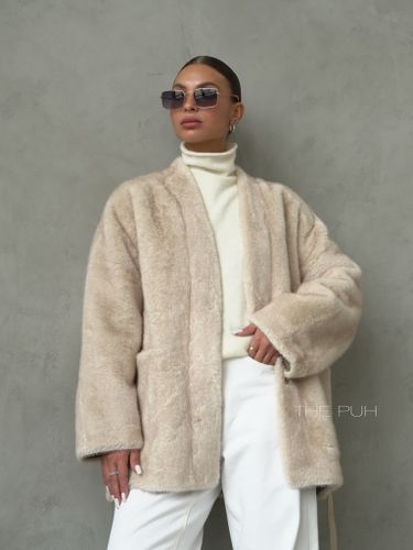 Бежевая шуба с поясом