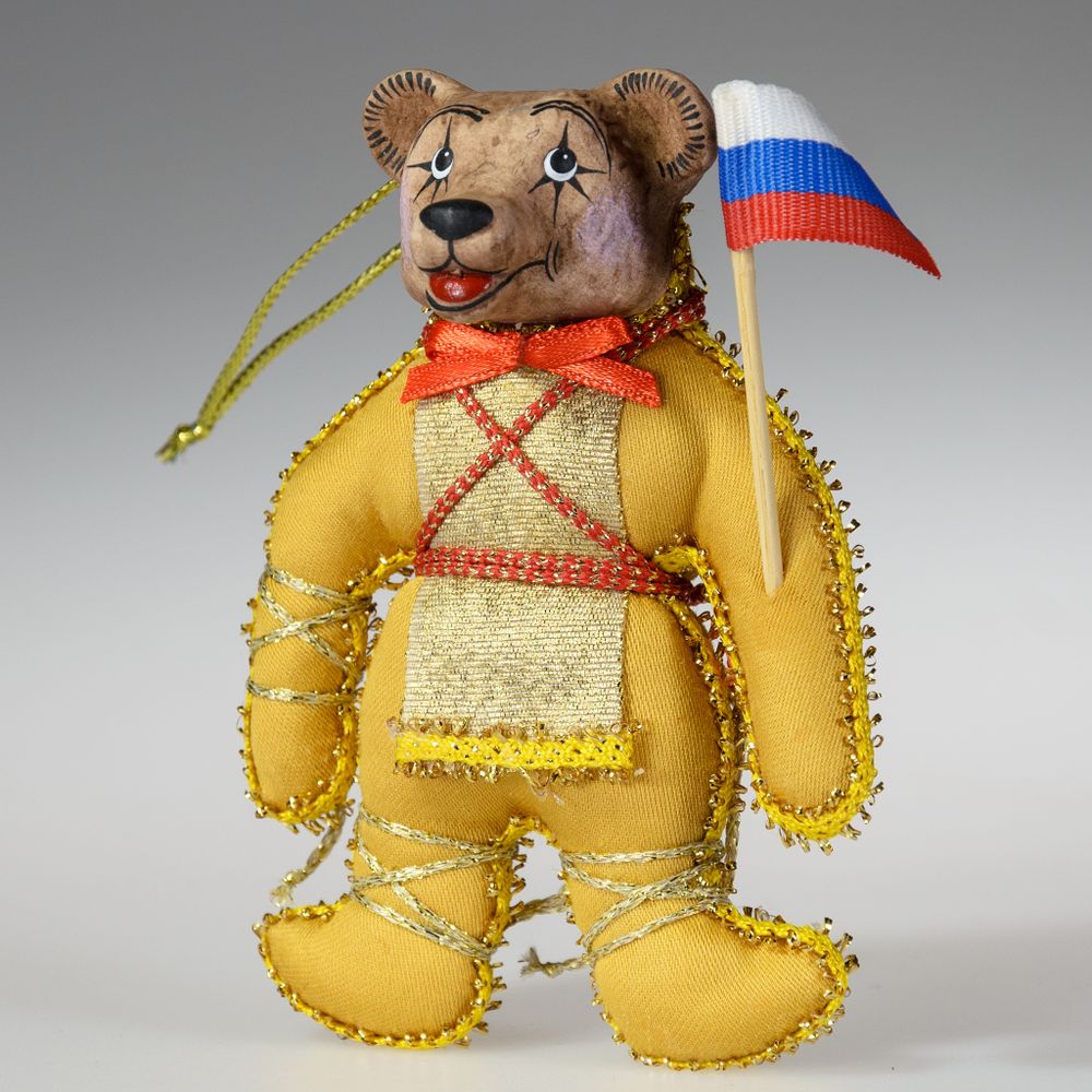 Ёлочная игрушка Медвежонок с флажком
