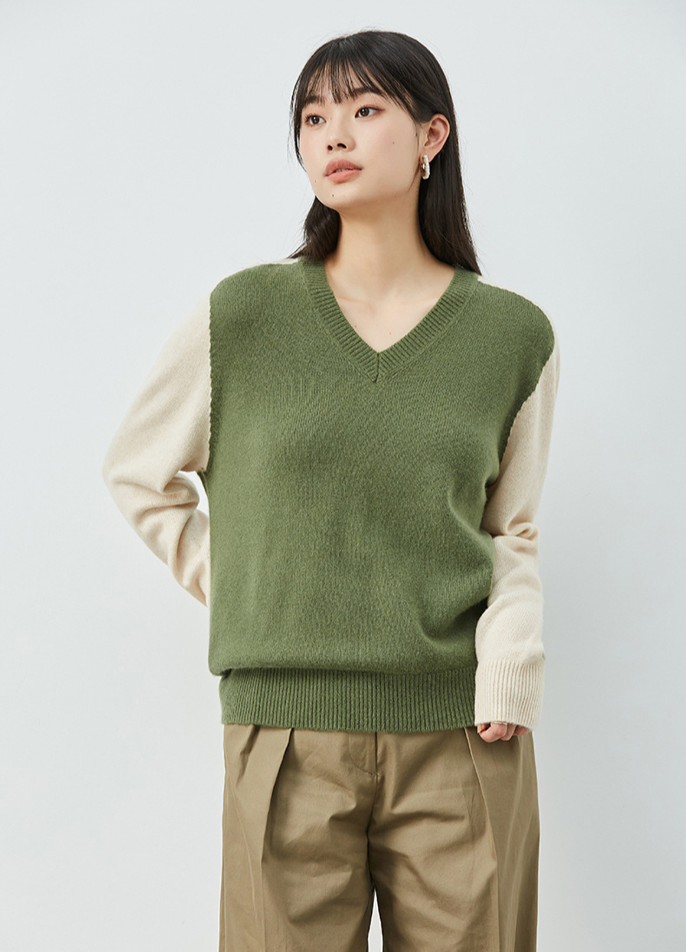 Бесшовный шерстяной свитер с v-образным вырезом