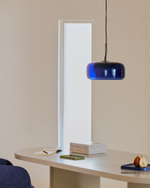 Стул Maina из плотной синей шенилловой ткани и стальными ножками с синей отделкой