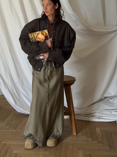 Бежевая юбка-макси из сатина с кружевом