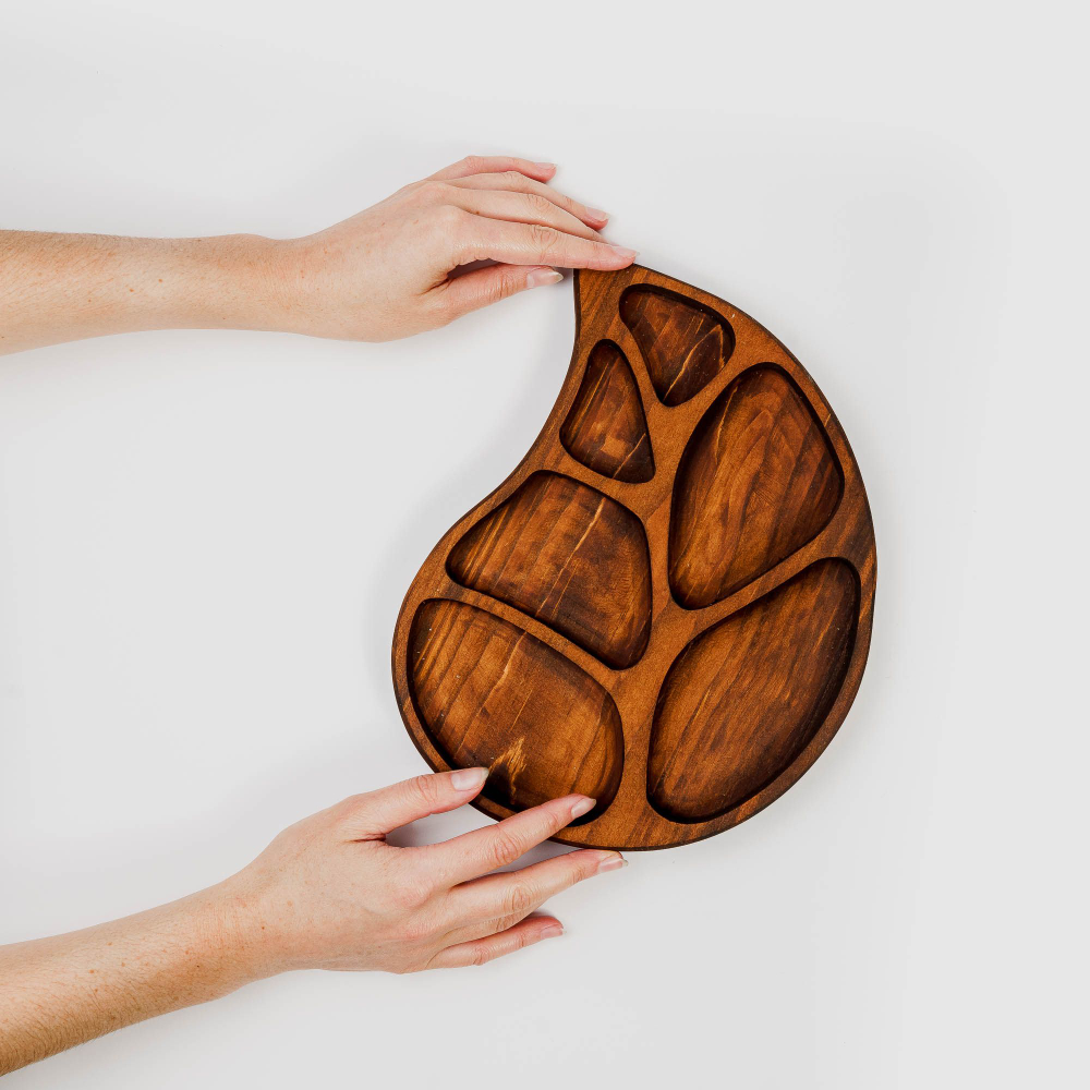 Деревянная менажница "Лист" из кедра