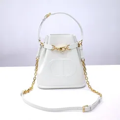 Сумка Dior C'est Dior, модель среднего формата белый